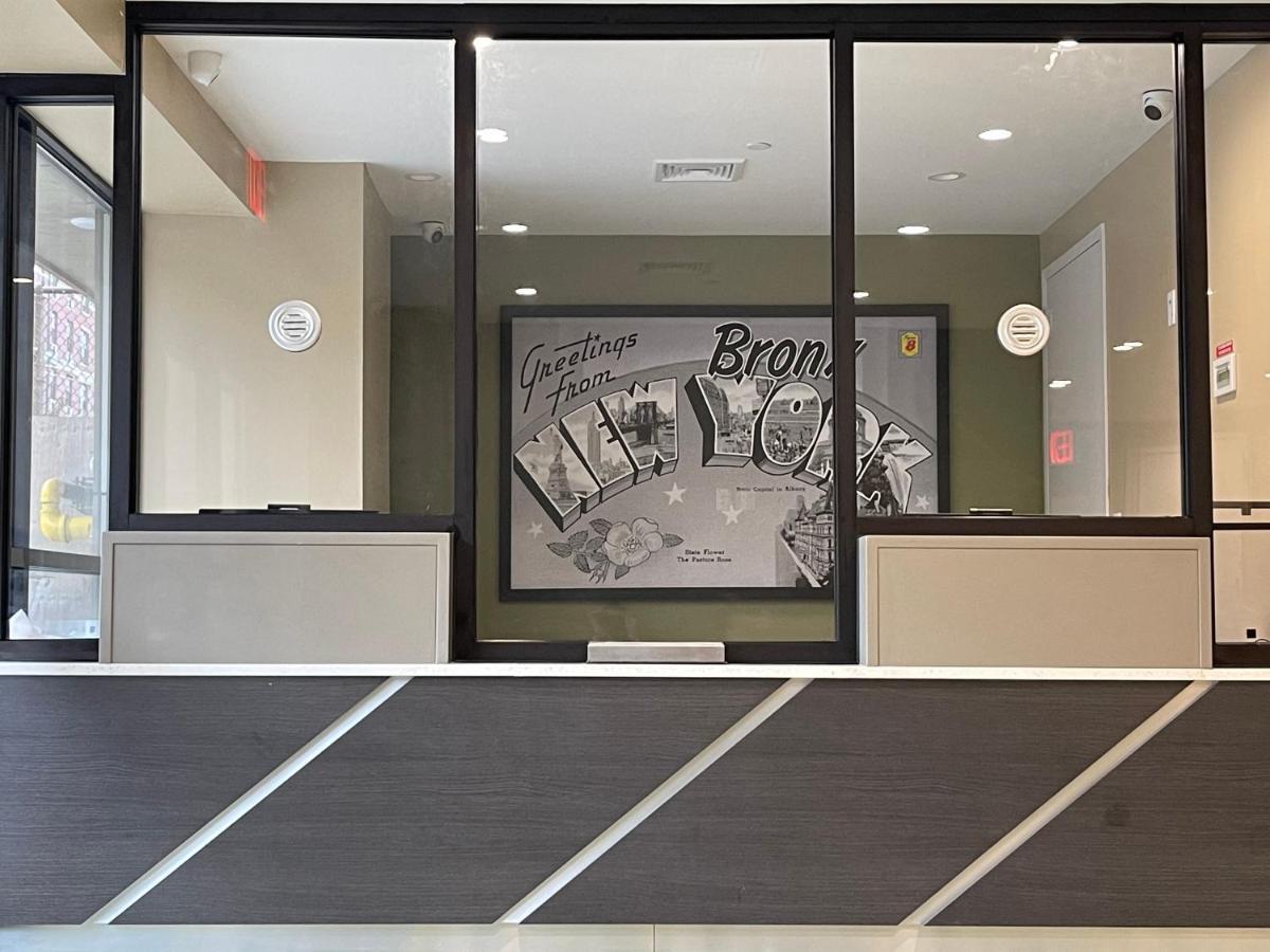 Hotel Super 8 By Wyndham Bronx Near Botanical Garden New York Exterior foto